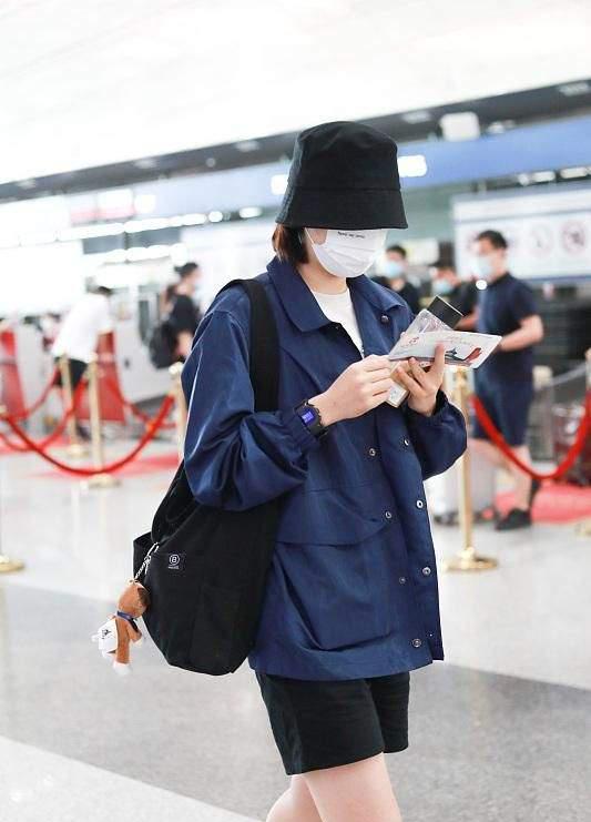 黑色|华为小公主姚安娜走机场，穿百元国货难得接地气，中性打扮很帅气
