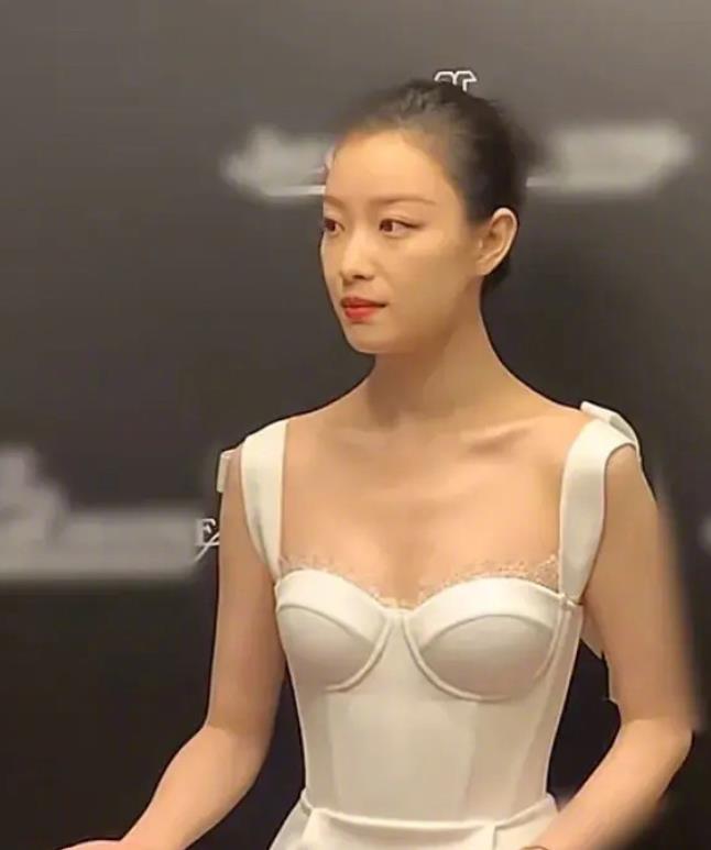腰围|32岁倪妮侧脸颜值火上热搜，穿白裙好有气质，腰围真的好绝