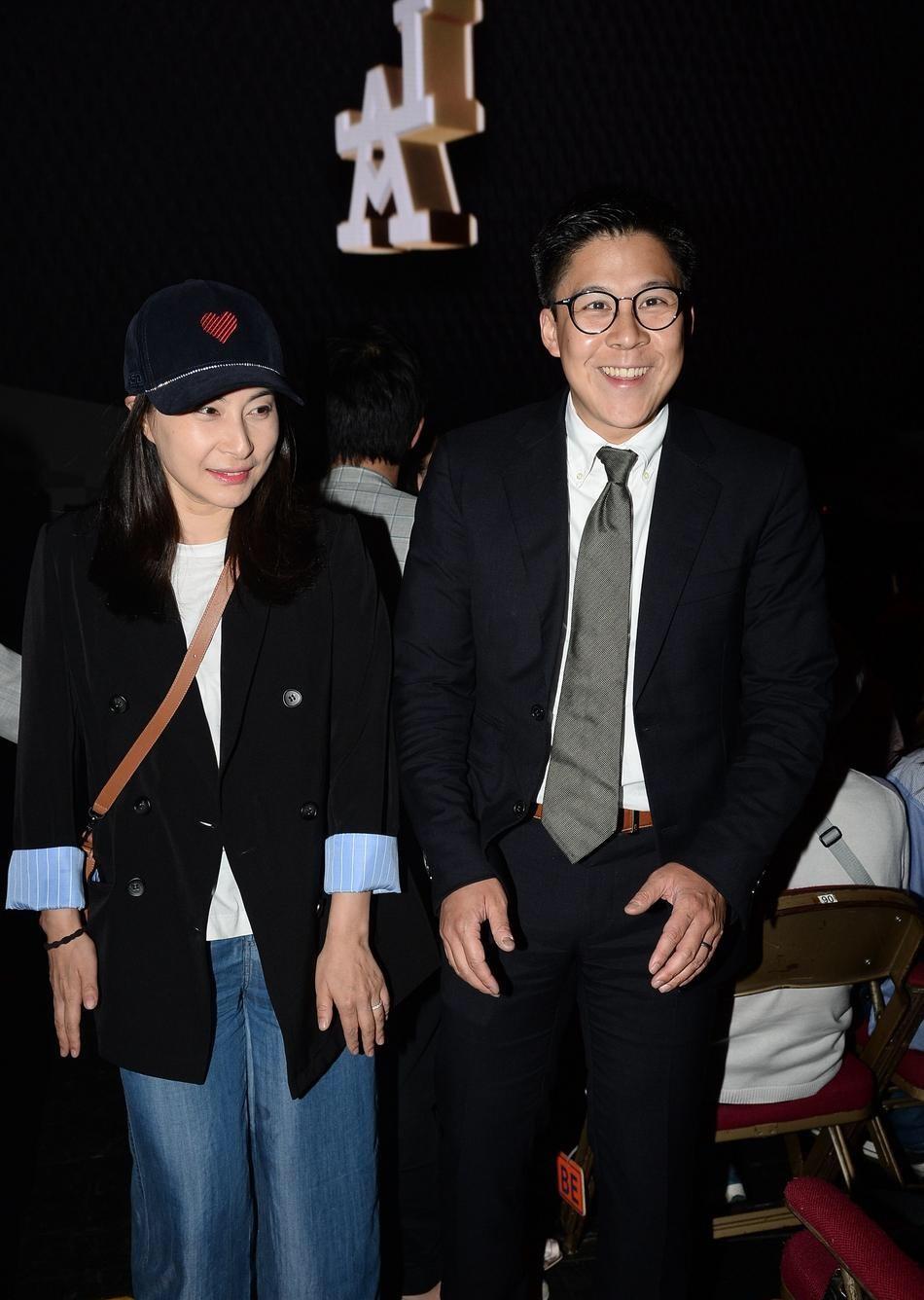 西装|郭晶晶首涂红唇穿西装出席活动，气质惊艳全场，曾说她土气太打脸