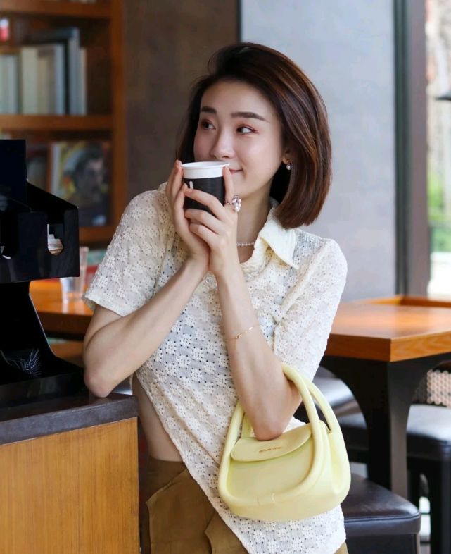 设计|怎么穿搭才能成为精致的女人?简约休闲风就很高级,值得细细品味