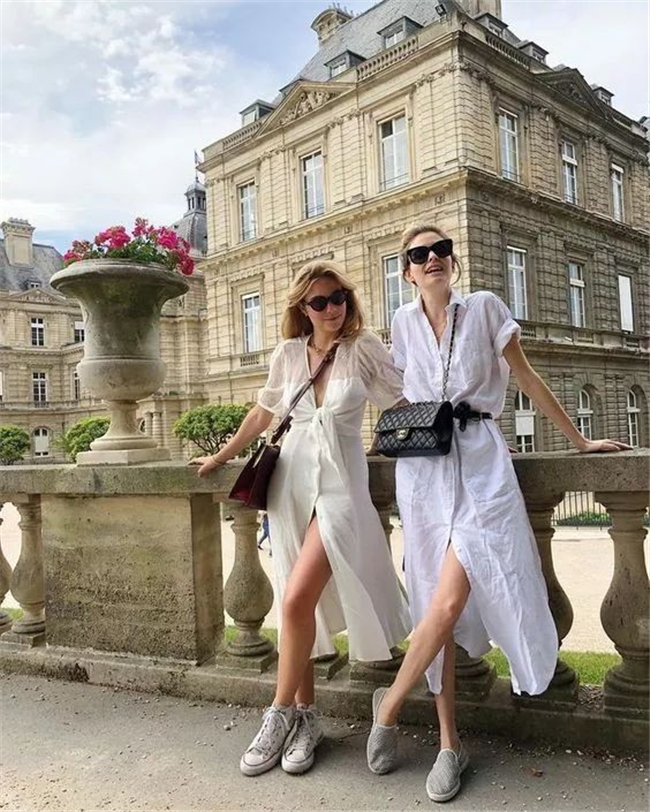 小白|夏季想让心情随风飘扬,连衣裙配小白鞋,时尚舒适又高级