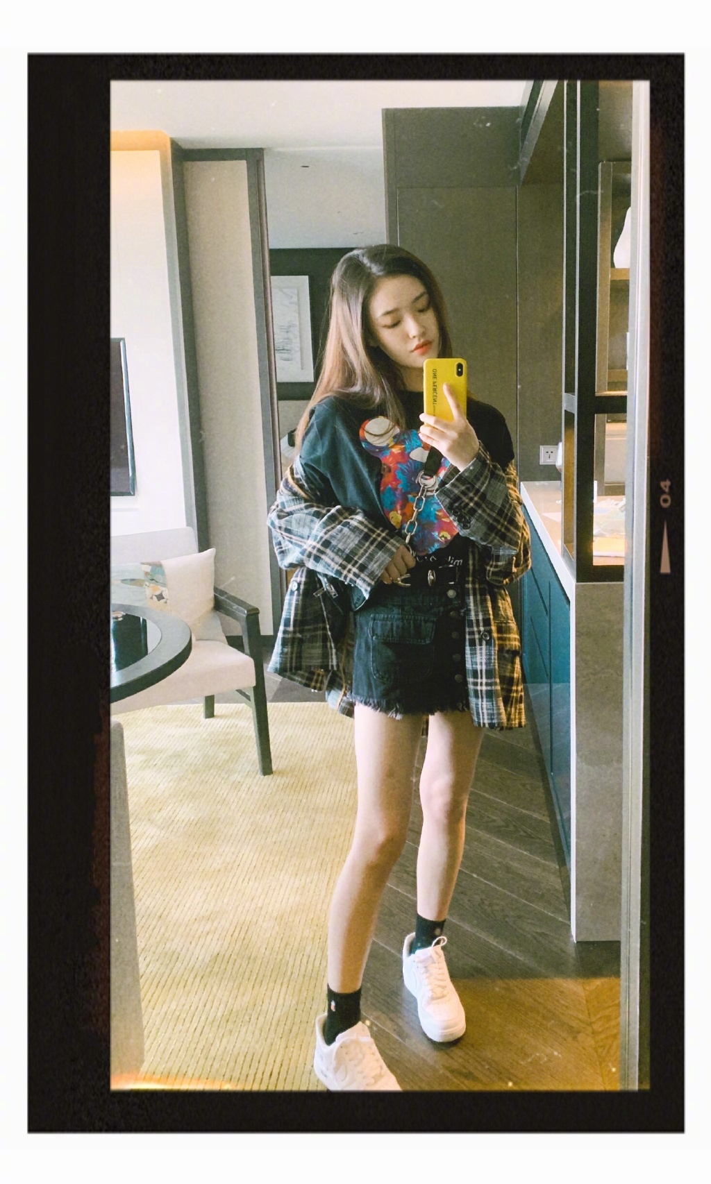 荧光|元气小花林允，荧光色运动上衣搭配学生裙，混搭出自己的时尚风格