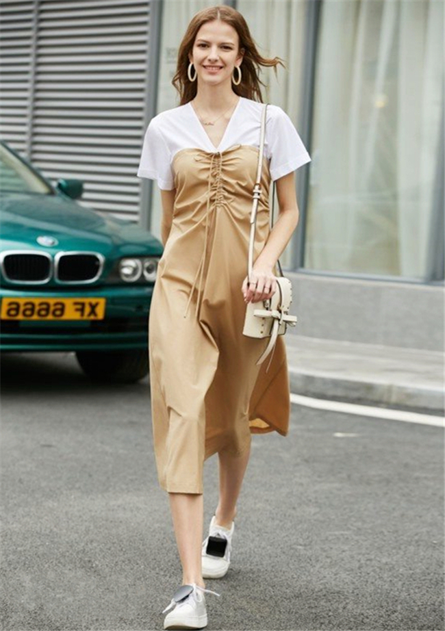 小白|夏季想让心情随风飘扬,连衣裙配小白鞋,时尚舒适又高级