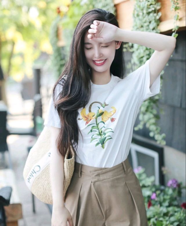 设计|怎么穿搭才能成为精致的女人?简约休闲风就很高级,值得细细品味