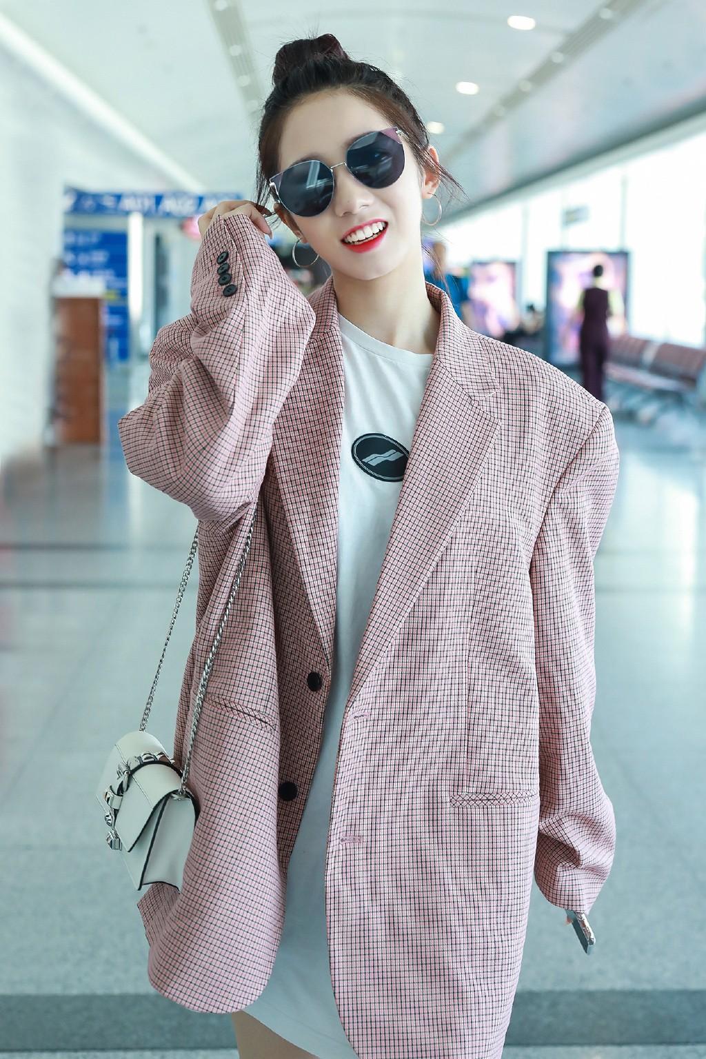 选手|孟美岐T恤当裙子穿,还配男友风西装,简直大写的“自信霸气”