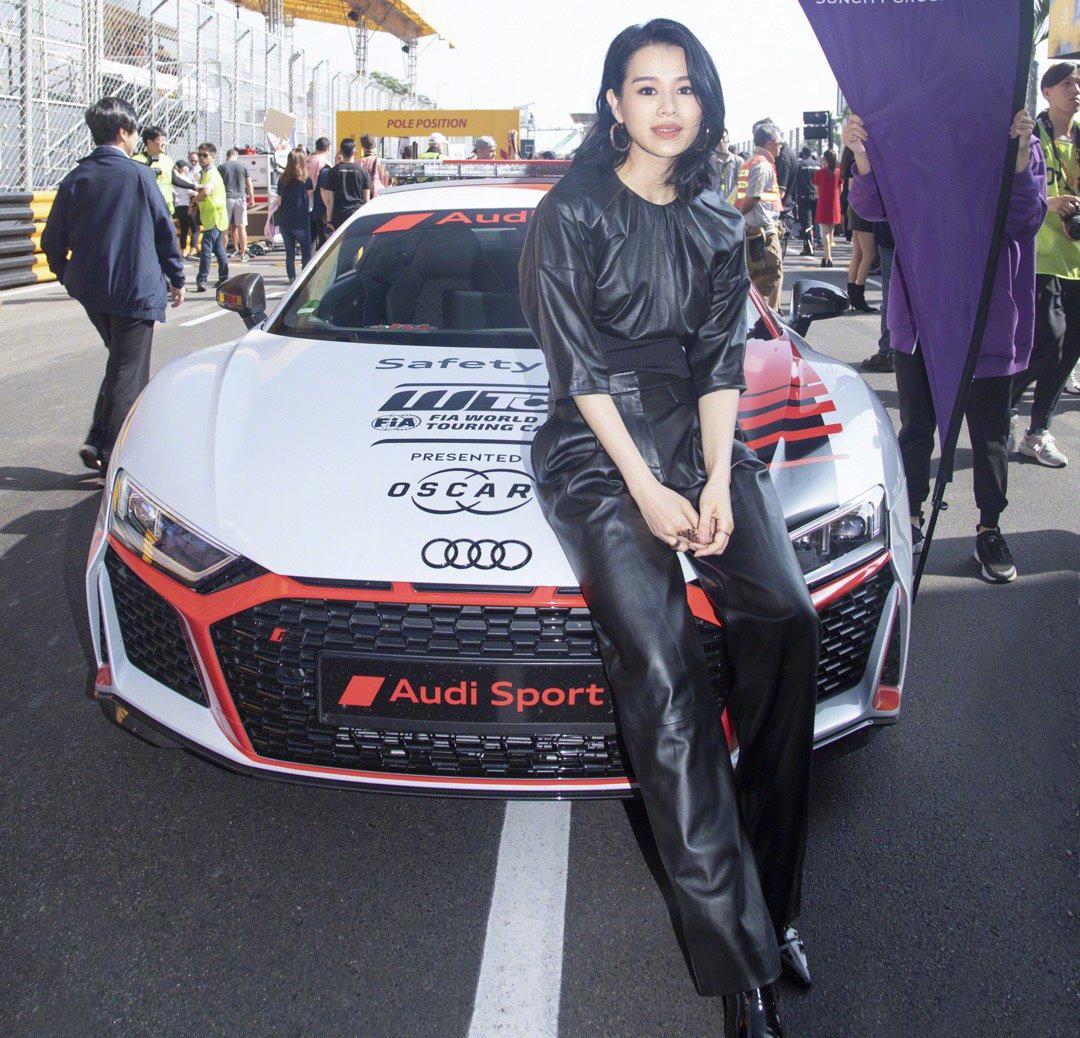 黑色|40岁胡杏儿瘦得不真实,穿皮裤连腰都塞不满,产后4月竟成小腰精