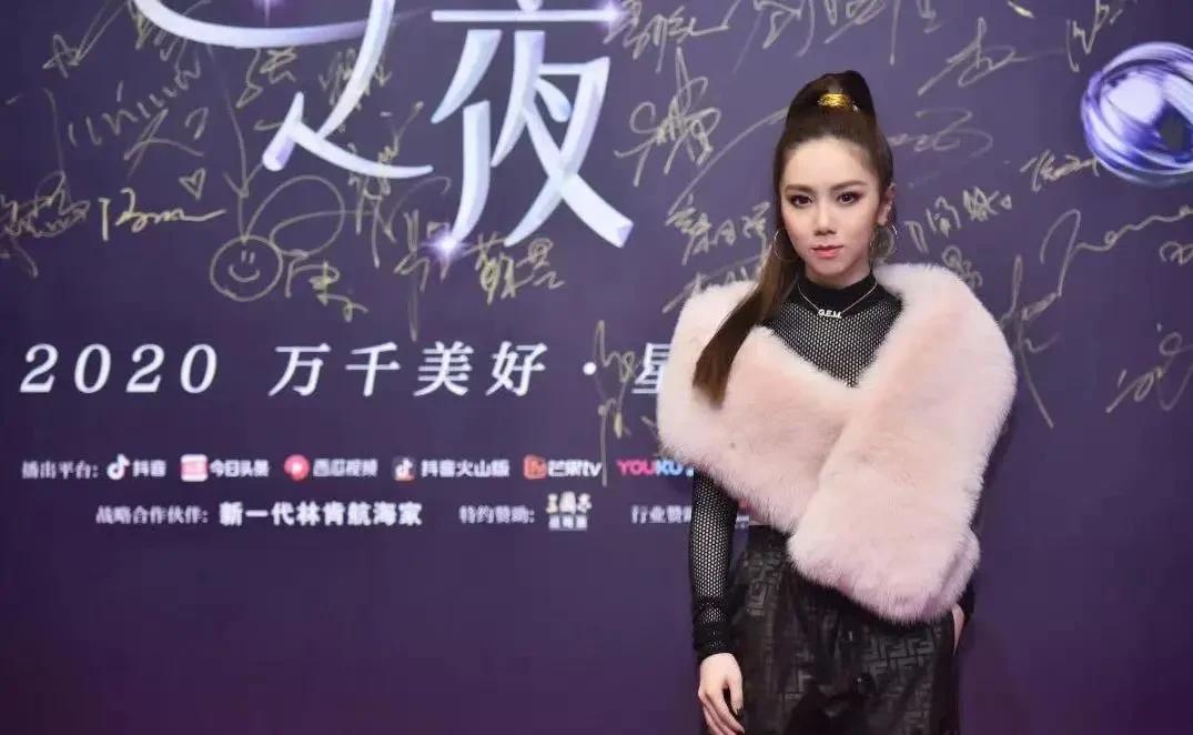 袁冰妍|星动之夜,关晓彤总算穿对,王一博蕾丝辣眼,赵丽颖艳压全场