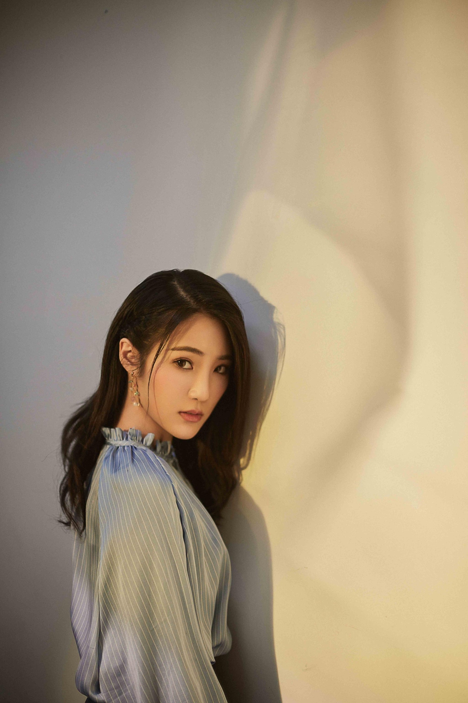 上衣|张凯丽女儿张可盈近照曝光五官精致 娃娃衫搭A字裙造型清爽