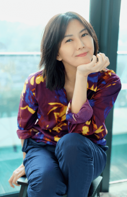 孙燕姿衣品开挂了,一袭姜黄色无袖连衣裙阳光自信,时髦利落