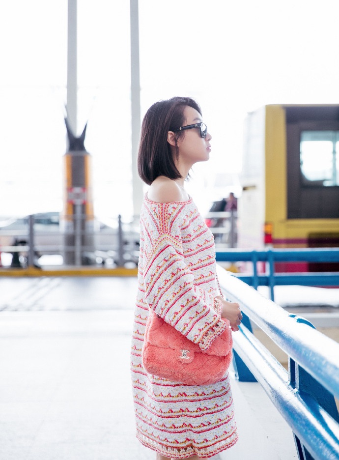 条纹|宋茜穿3万2连衣裙秀香肩，少女系穿搭嫩如20岁，修长双腿太吸睛