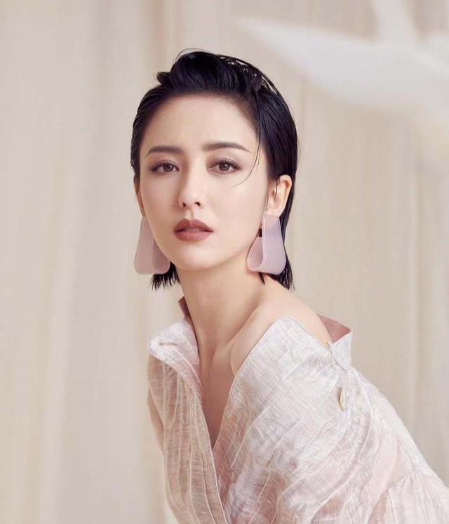 刺绣|36岁佟丽娅真是“貌美如花”，穿三套礼服霸气主持春晚，气质真好