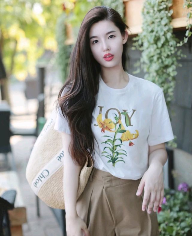 设计|怎么穿搭才能成为精致的女人?简约休闲风就很高级,值得细细品味