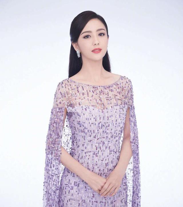 刺绣|36岁佟丽娅真是“貌美如花”，穿三套礼服霸气主持春晚，气质真好