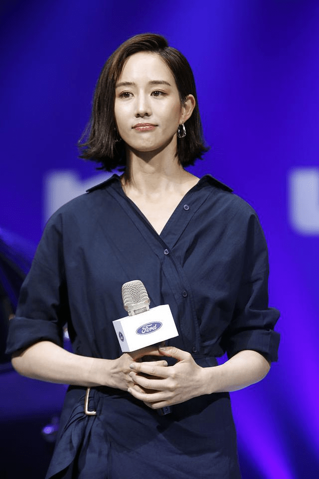身材|张钧甯不能再瘦了，穿亮片连体裤根本“撑”不起来，少了点女人味