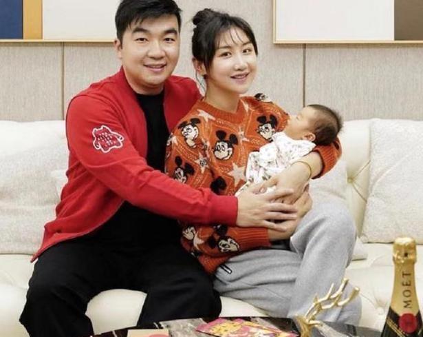 气色|何雯娜携家人拜年，穿10900元毛衣气色真好，哪像刚生完孩子的妈