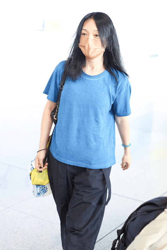 曲线|周迅真是咋舒服咋穿，“大爷”T恤柔软宽松，不做发型没明星样