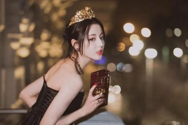 网友|“红毯杀手”相互撞衫！一个明艳一个风情，热巴因一个动作被嫌弃