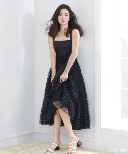 黑色|宋慧乔高调现身！长卷发搭薄纱长裙简约优雅，女神状态依旧