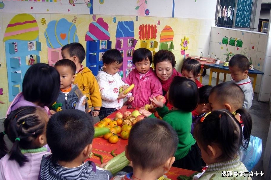 因为|老师让小朋友带花来幼儿园，一位男孩带来这个，老师笑弯了腰