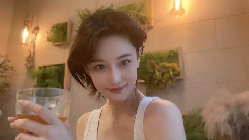 魅力|张馨予甜美妆容大秀娇嫩雪肤！清纯性感魅力兼并