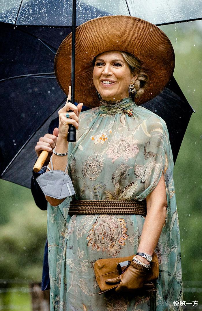 荷兰王后穿淡绿色花裙雨中撑伞唯美时尚衣品不拘一格值得借鉴