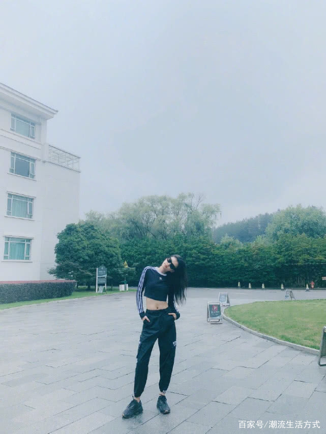 孙怡|孙怡会穿，见闺蜜和见老公穿不同私服，穿一条绿色碎花裙好美！