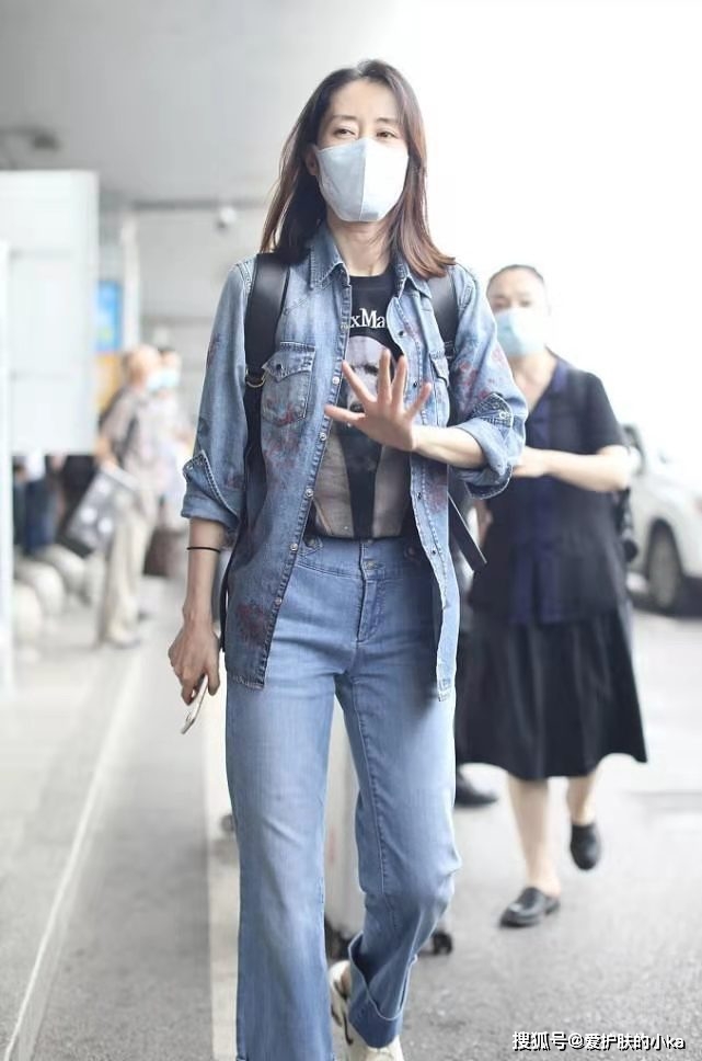 大姐|刘敏涛虽然是“阿姨辈”，穿牛仔装却嫩似小姑娘，哪像70后的人
