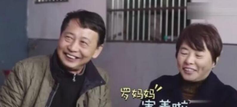 漂亮|唐嫣妈妈和罗晋妈妈对比，一个却满脸皱纹，一个身穿名牌漂亮时髦