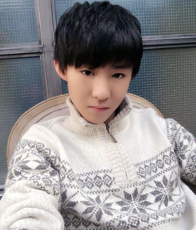 因为儿子王嘉艺的偶像就是王俊凯,所以在穿着打扮方面都有些模仿