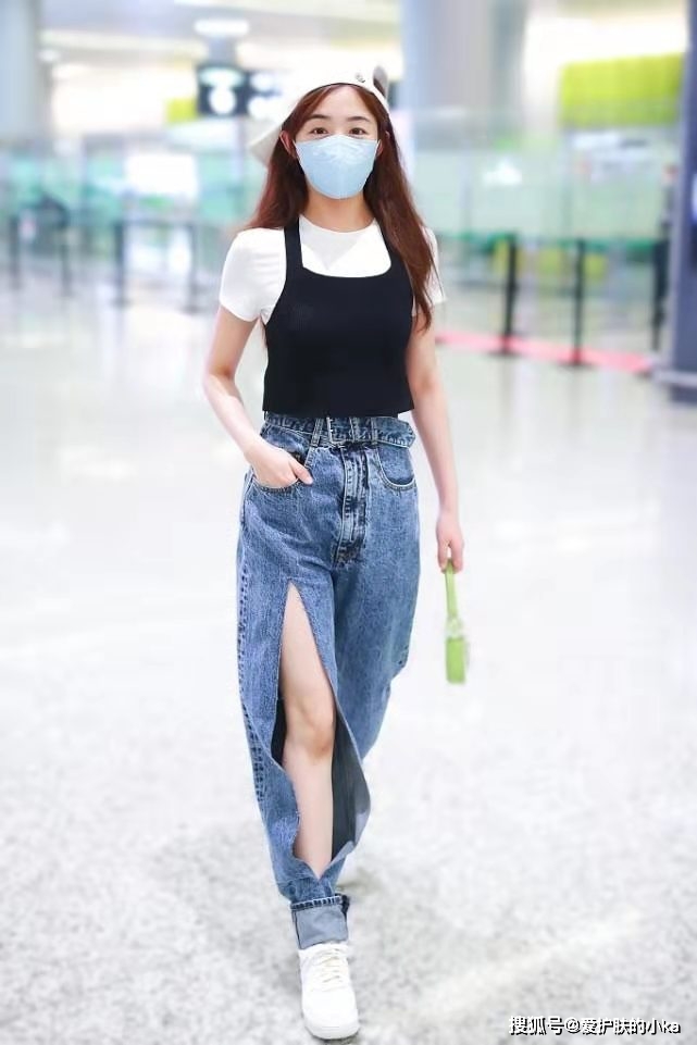 短裤|张含韵保养太好了，穿连体裤照样像个小女孩，出道18年一点没变