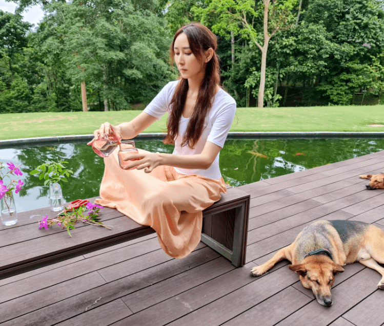胡静真|胡静真没“阔太架子”，白T恤搭配半身裙简约温柔，低调随性