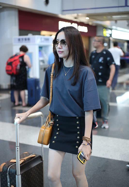 颜色|董洁总能穿出少女感,一件灰色T恤搭短裤就搞定,气质确实好!