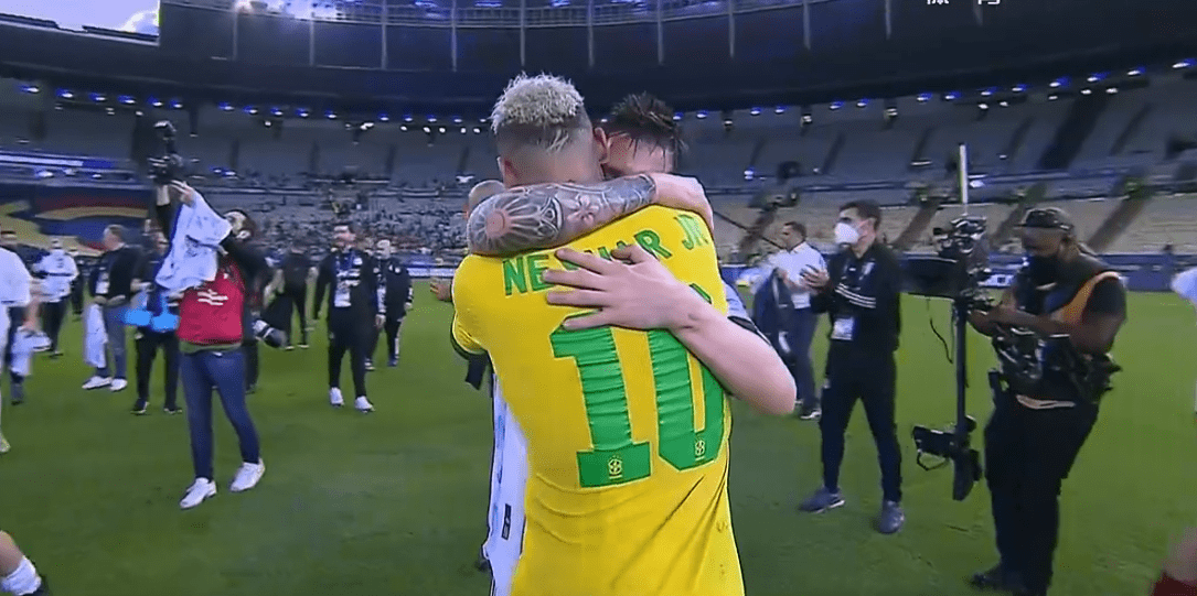 原创巴西主场丢冠!内马尔痛哭,梅西拥抱主帅,两大10号拥抱令人动容