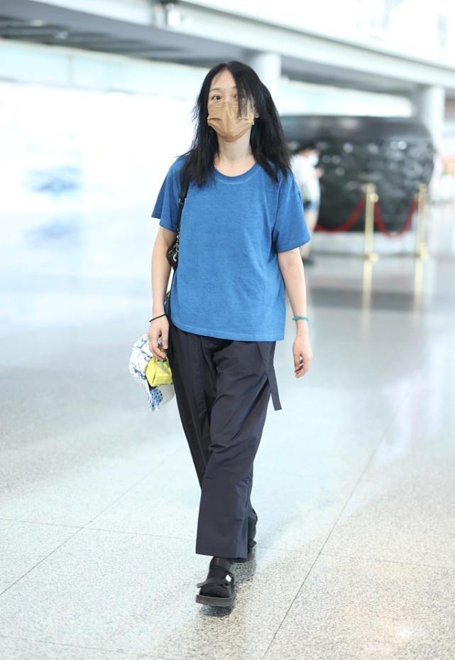 黑色|周迅的打扮永远那么简单，穿蓝色短袖T恤搭黑色休闲裤，很朴素！