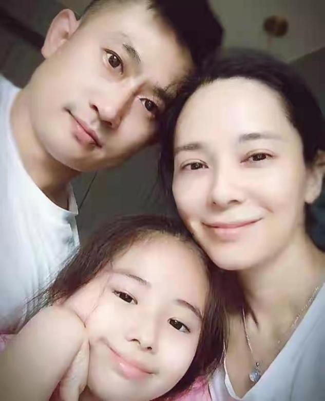身材|41岁郭羡妮罕见晒照，素颜皮肤超嫩像二十，女儿五官随她太优越