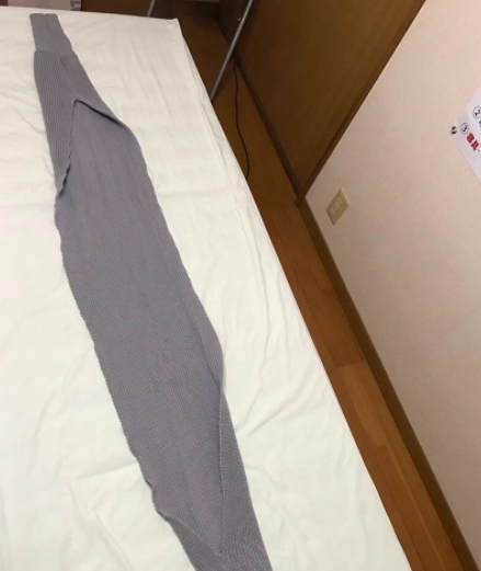施主|女子在网上买了件宽松毛衣，穿上后手完全无法动弹，让人哭笑不得