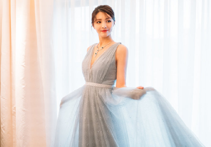 月子|麦迪娜产后与李艾同框亮相,身穿纱裙飘逸动人,这哪像刚生完孩子