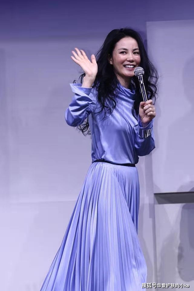 颜色|51岁王菲气场是真的强，一身紫色缎面裙装虽柔美，却满满天后派头