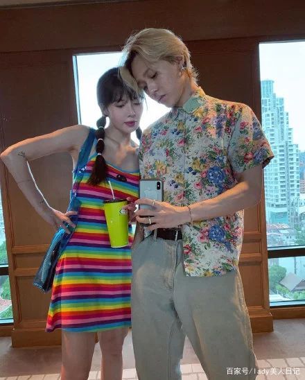 夏天|1件彩虹吊带裙能穿火一整个夏天！照着金泫雅这种穿法，轻松撩人
