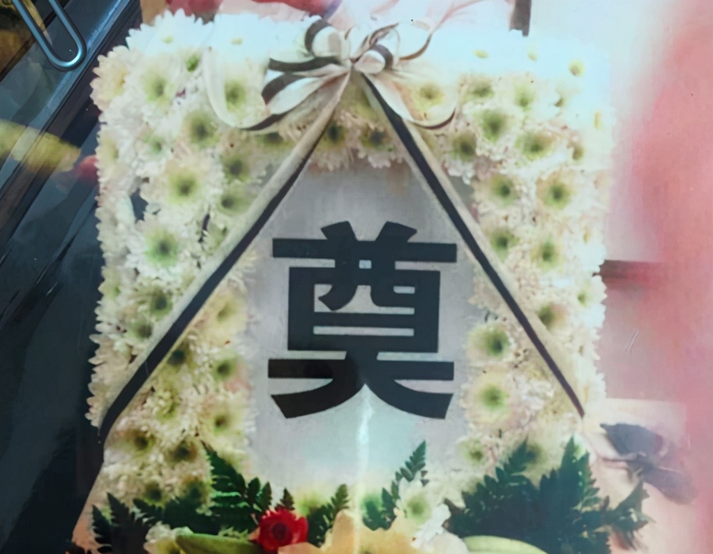 清洁工楼顶坠亡,家属楼道搭灵堂吹唢呐,向整栋楼业主索赔218万
