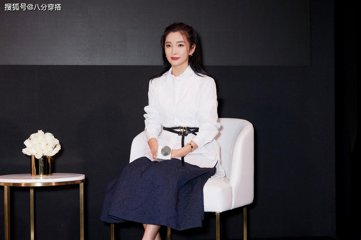 一身|48岁李冰冰容颜未老，一身玫红色西服套装干练潇洒，霸气潇洒