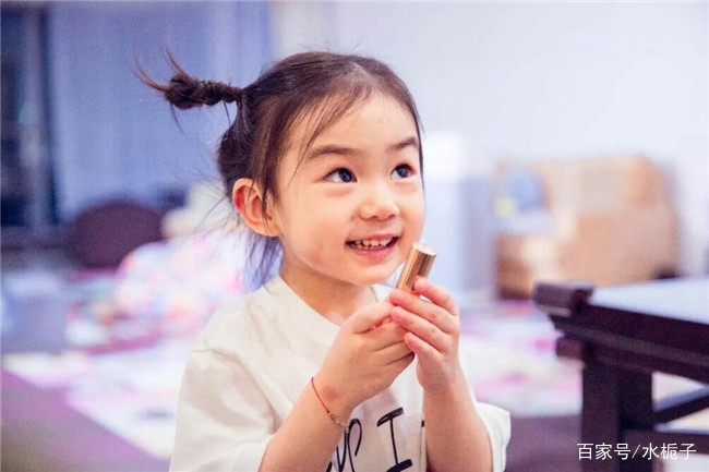 戚薇|戚薇女儿身着短袖搭配绿色纱裙超可爱，网友：跟妈妈戚薇学的吧？