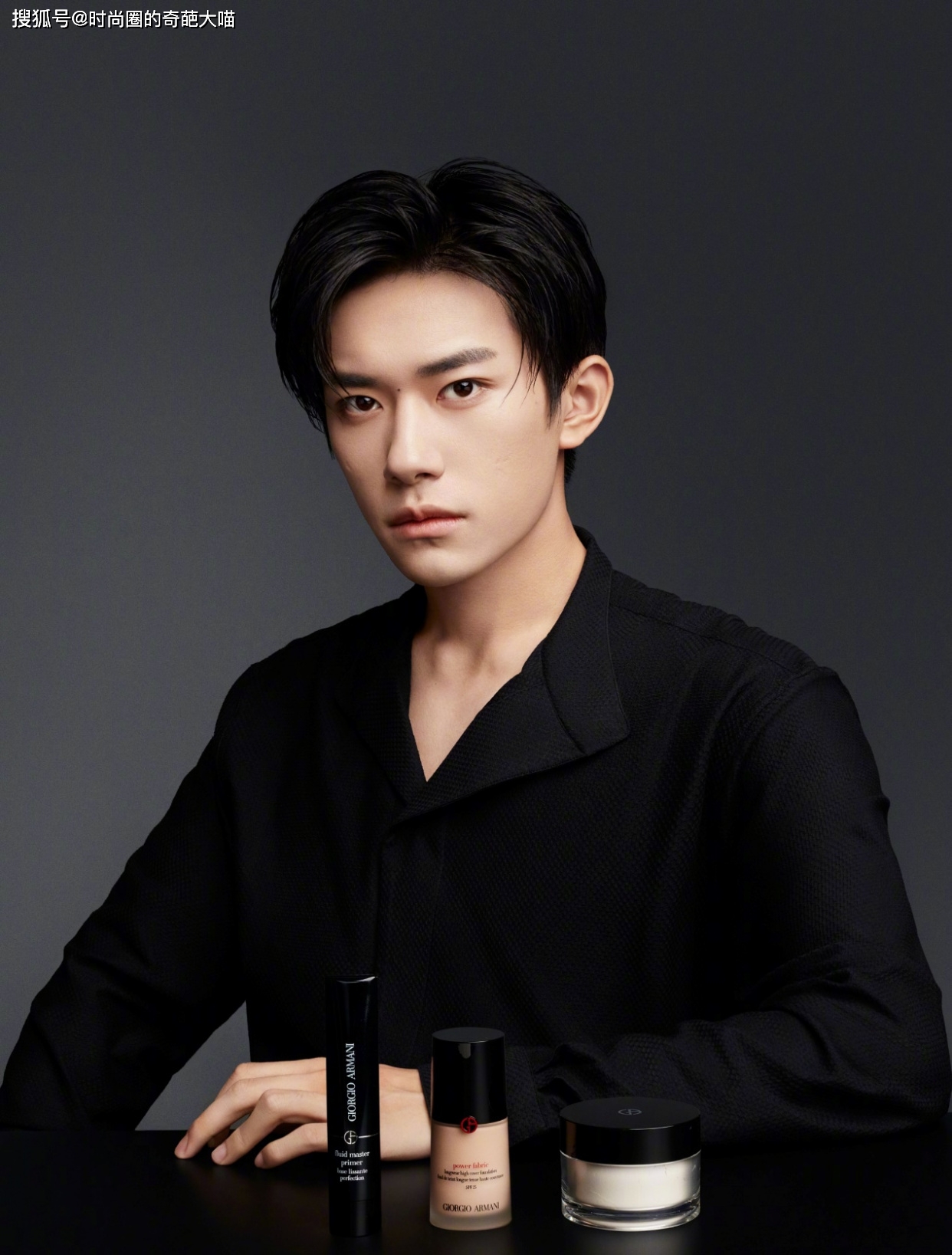 西装|?男星彩妆太油腻!张艺兴像年画娃娃，灵超的病态妆让人直呼可怕