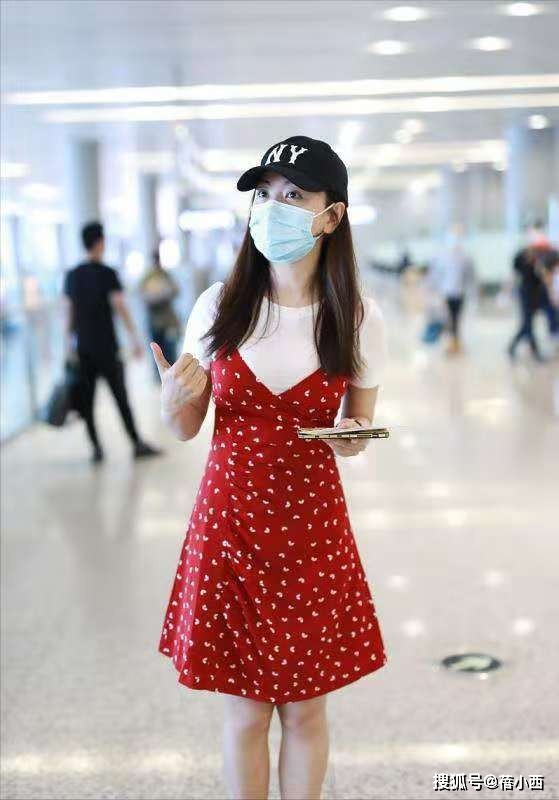 整体|杨蓉哪像奔四的年纪，吊带裙叠穿T恤超显“嫩”，比小姑娘还年轻