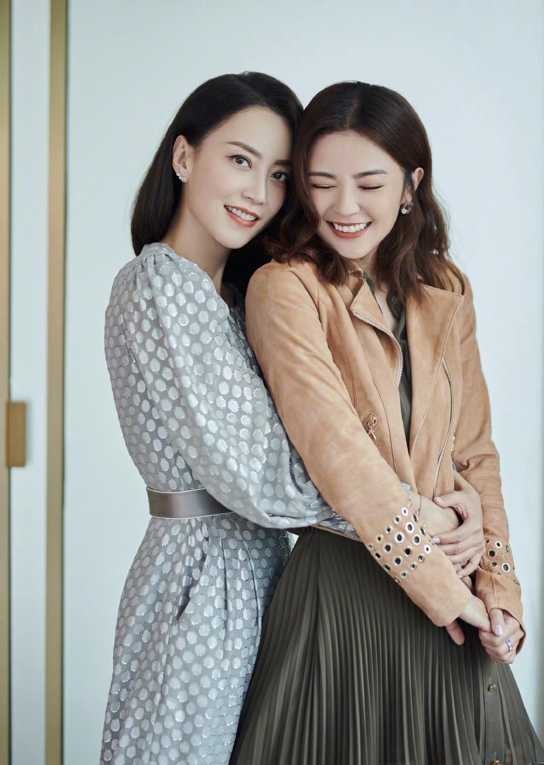 感觉|蔡卓妍和霍汶希甜蜜同框，军绿色百褶连衣裙搭夹克外套，甜美酷飒