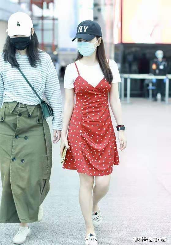 整体|杨蓉哪像奔四的年纪，吊带裙叠穿T恤超显“嫩”，比小姑娘还年轻