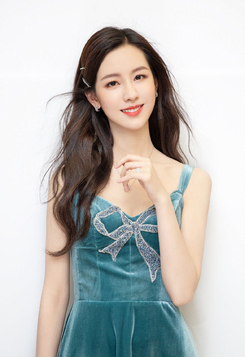 胸口|《七月与安生》她演七月，今吊带裙胸口点缀蝴蝶结，完美变身公主