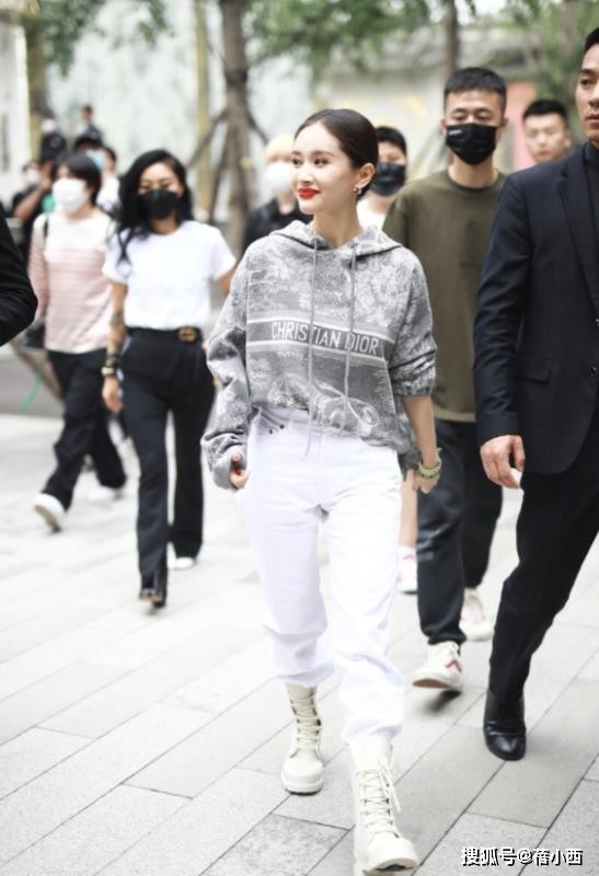 显高|王子文果真擅长“显高术”，穿印花卫衣配白色裤子，气场不输超模