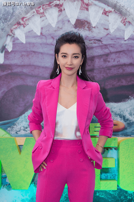 一身|48岁李冰冰容颜未老，一身玫红色西服套装干练潇洒，霸气潇洒