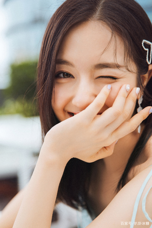 兰迪|李兰迪瘦身后终于仙气了一回，一袭蓝色碎花裙配美甲，太美了